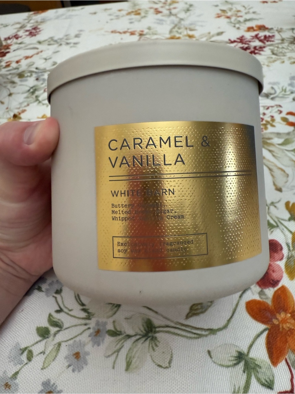 White Barn Caramel & Vanilla candle - Picture 1 of 2